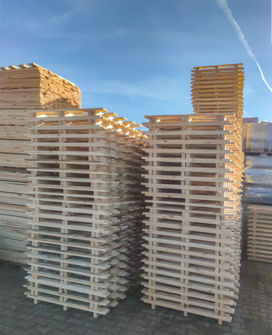 Palety na placu tartaku