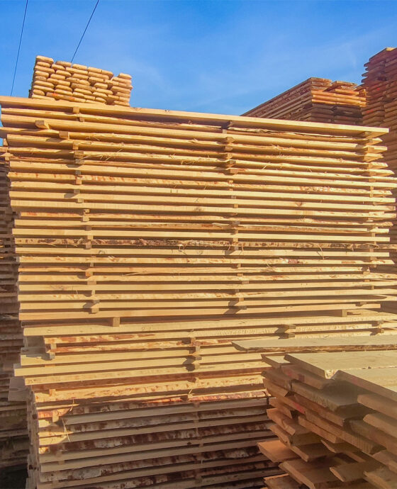 Tarcica na placu tartaku