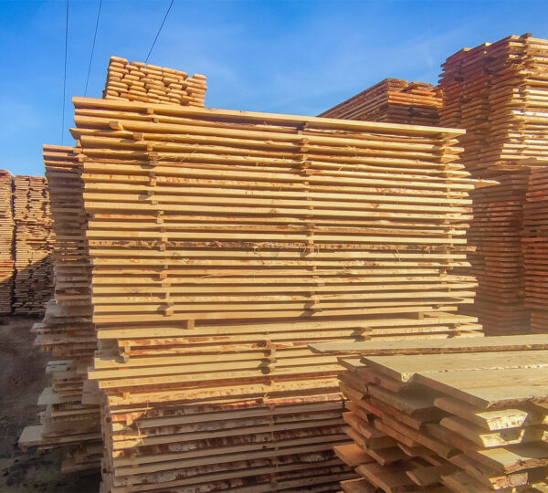 Tarcica na placu tartaku